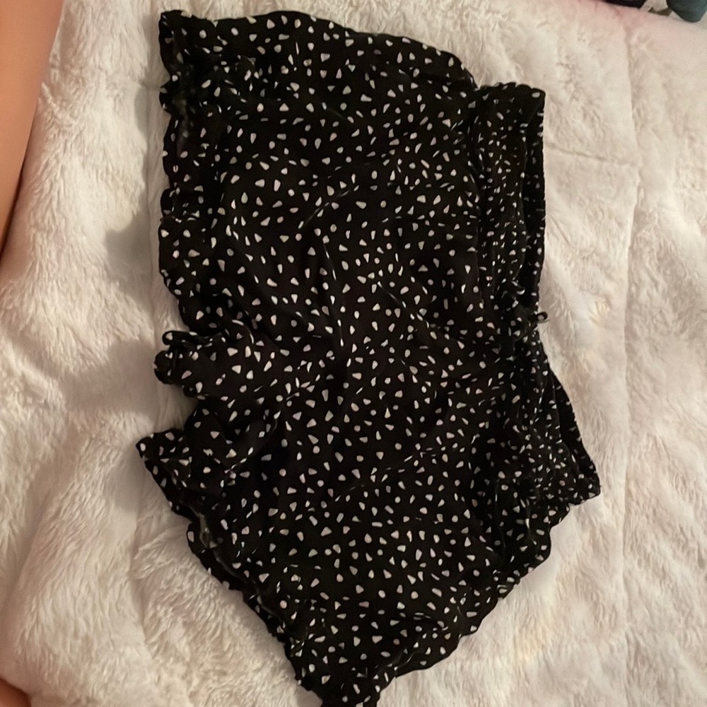 The brand is S, the size is large(10-12),the color is black an white